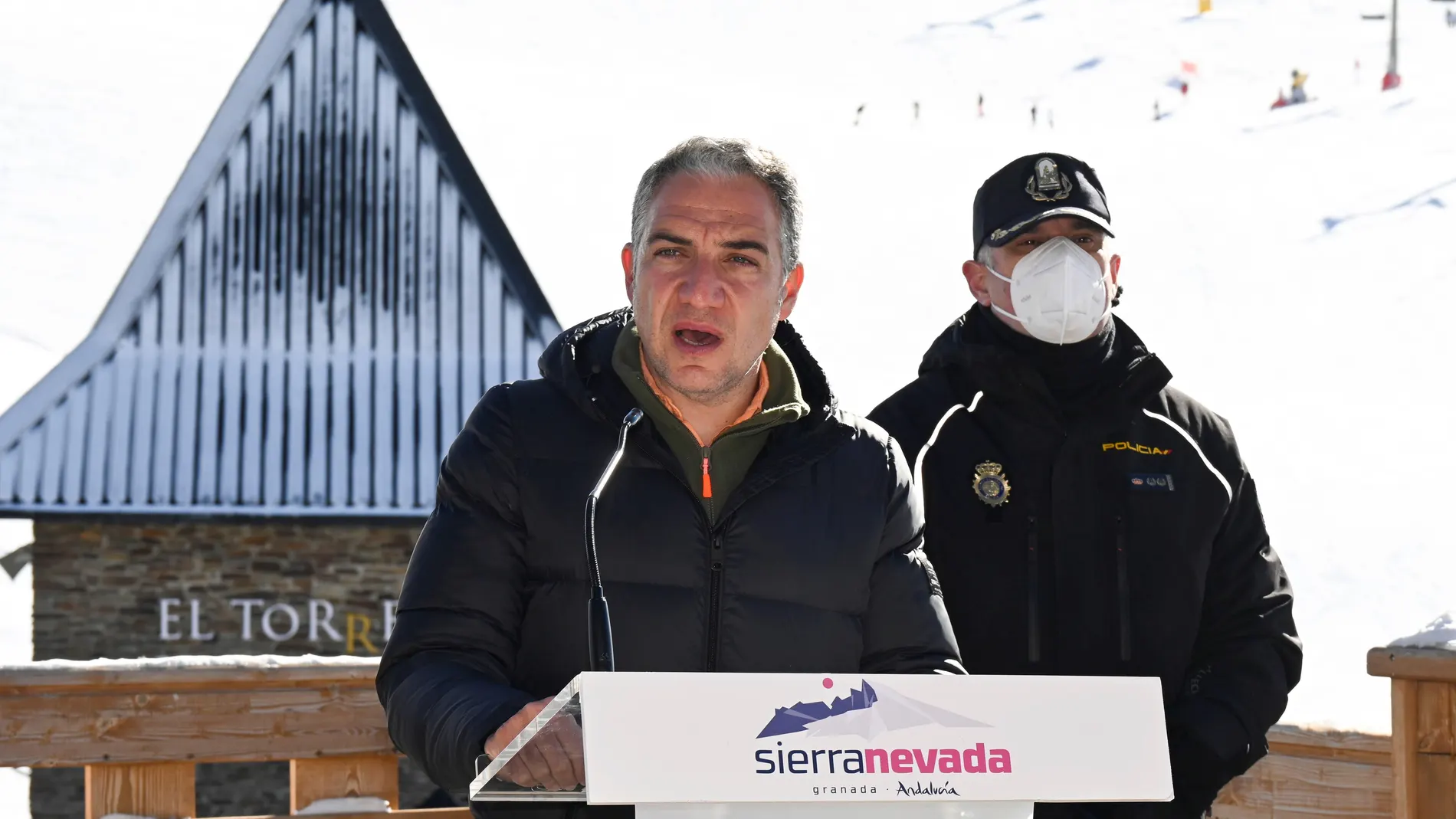 El consejero de la Presidencia, Administración Pública e Interior, Elías Bendodo, durante su visita a la estación invernal de Sierra Nevada