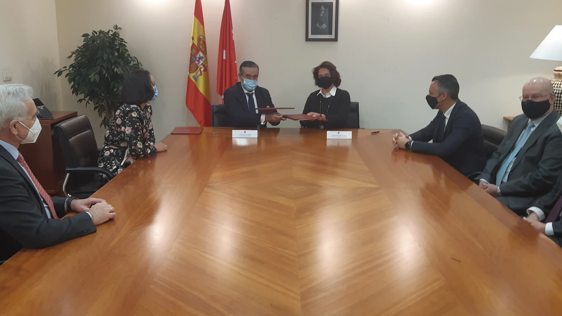 El consejero de Justicia, Interior y Víctimas, Enrique López, se reúne con el Colegio de Registradores de la Propiedad y Mercantiles de España
