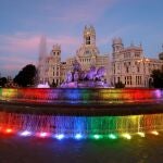 La fuente de Cibeles aparece iluminada con los colores de la bandera LGTBI con motivo del inicio de la fiestas del Orgullo 2021