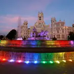 La fuente de Cibeles aparece iluminada con los colores de la bandera LGTBI con motivo del inicio de la fiestas del Orgullo 2021