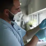 Un sanitario prepara una dosis de vacuna contra el Covid