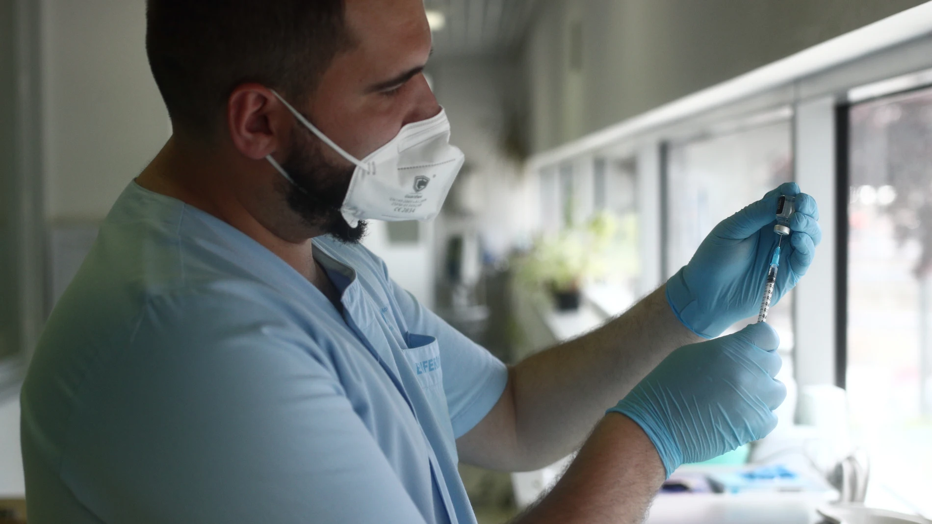 Un sanitario prepara una dosis de vacuna contra el Covid