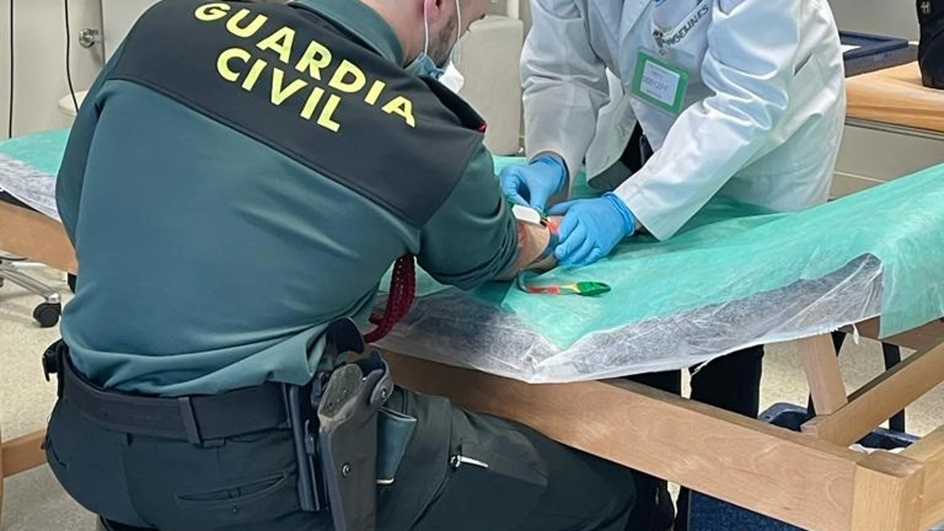 Extracción de muestra de sangre a guardia civil estudiante para ser donante de médula en Aranjuez