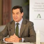 El presidente de la Junta, Juanma Moreno, ante el Pleno de Comunidades Andaluzas en el exterior