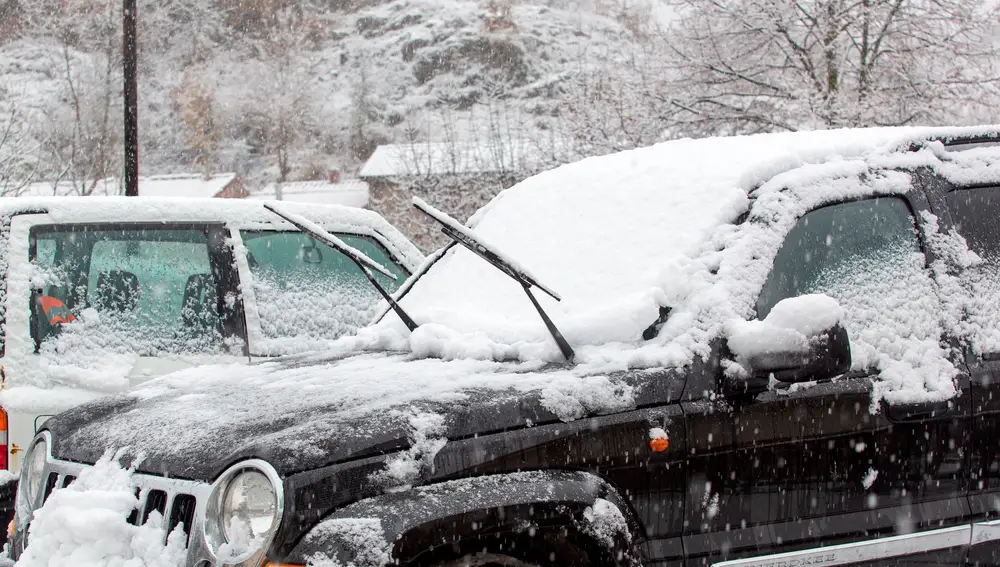 Coches cubiertos de nieve