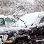 Coches cubiertos de nieve