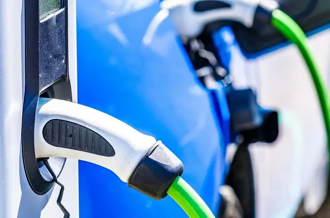 Repsol instalará 1.000 puntos de recarga para coches eléctricos en 80 estaciones de Adif