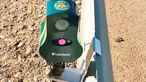 Radar veloláser bastante escondido tras el quitamiedos
