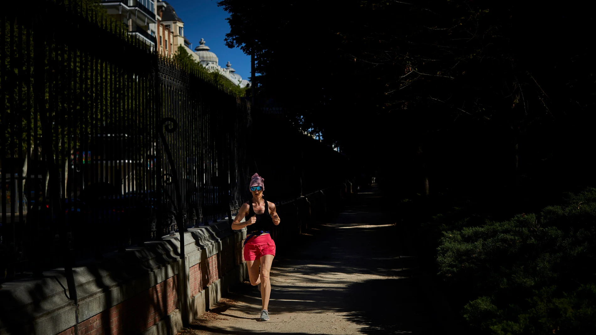 Una mujer corre por el Retiro madrileño