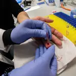 Una sanitaria realiza el test de antígenos a una persona