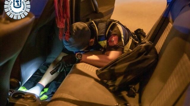 Imagen del momento de la detención y el registro en la Cañada Real