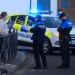 Una patrulla de la policía local conversa con una vecina de Alcorcón