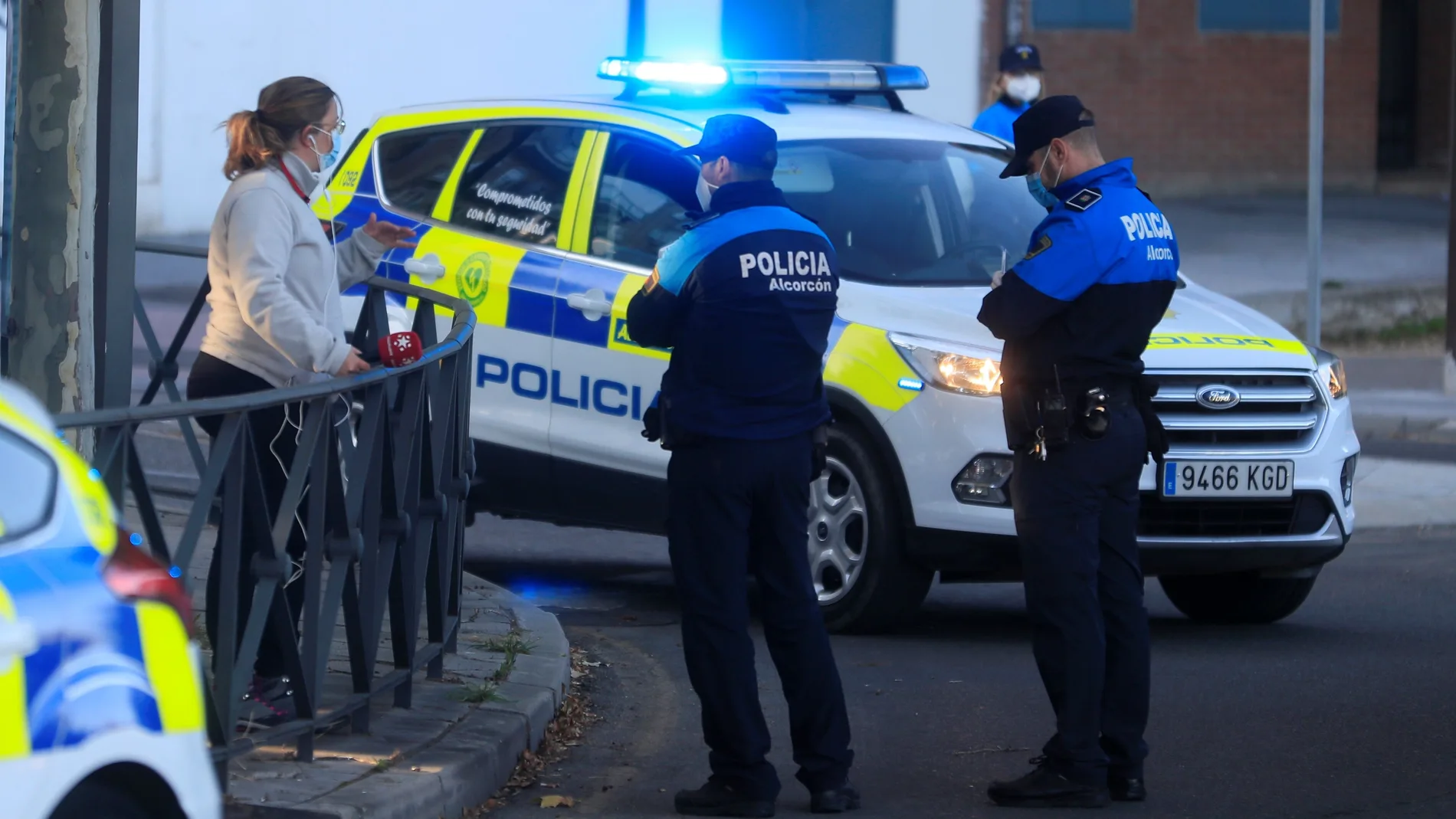 Una patrulla de la policía local conversa con una vecina de Alcorcón