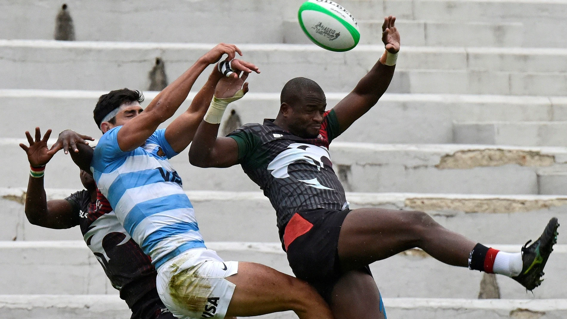 El jugador keniata William Ambaka, y el jugador Argentino Joaquín de la Vega, durante el partido que enfrentó a Argentina y Kenia en el Torneo Internacional de Rugby 7 de Madrid, este domingo