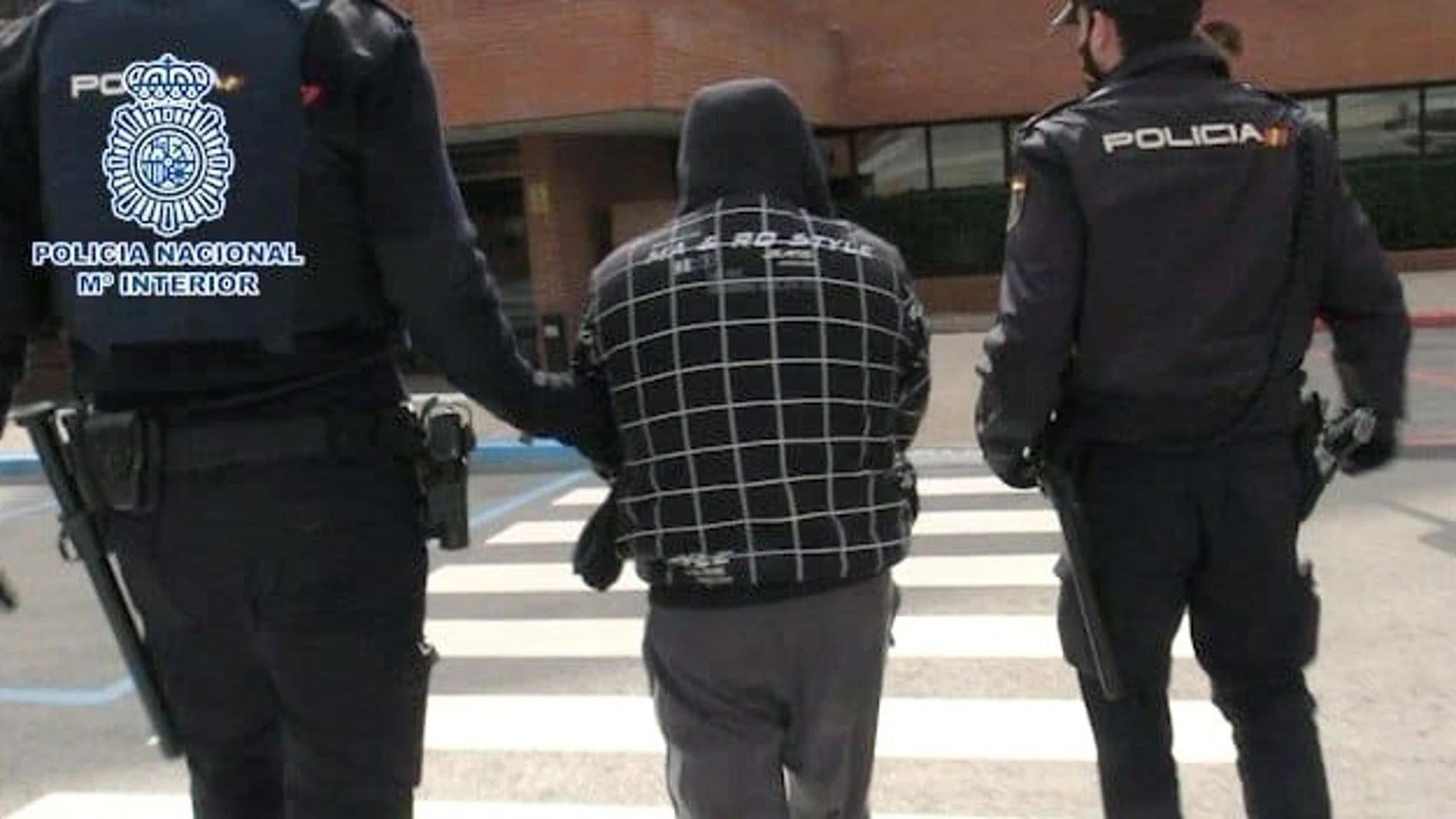 La Policía Nacional se lleva detenido a la expareja de una mujer a la que supuestamente ha asestado al menos siete puñaladas este martes en Torrejón de Ardoz