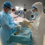 Sanitarios realizan una intervención quirúrgica en el Hospital Isabel Zendal a una paciente con coronavirus ingresada en la UCI