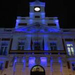 Real Casa de Correos iluminada de azul en solidaridad con la lucha contra el autismo