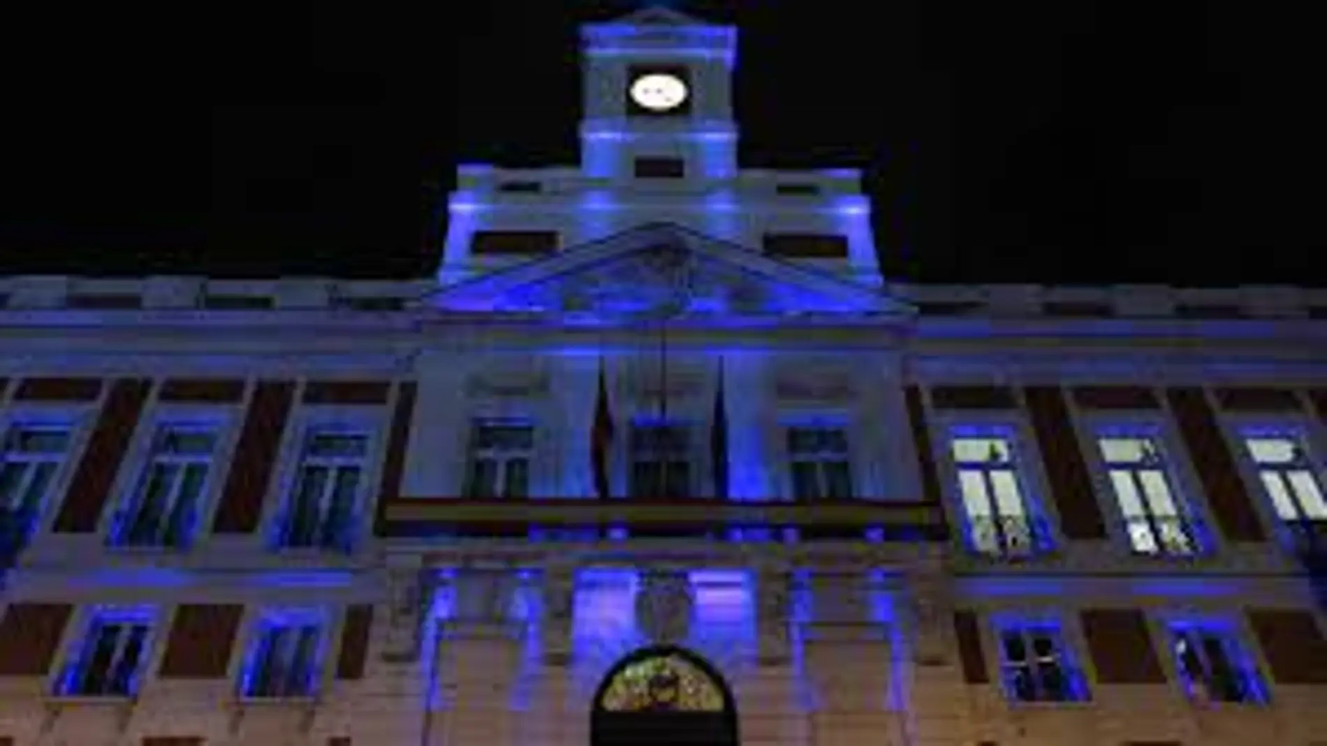 Real Casa de Correos iluminada de azul en solidaridad con la lucha contra el autismo