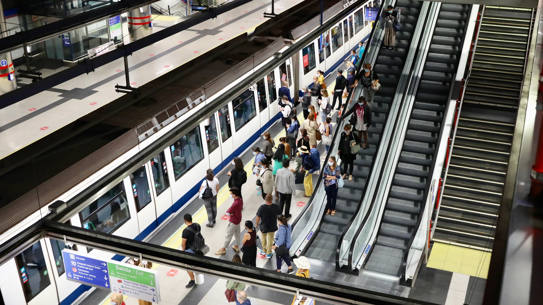 Afluencia de público en el metro de Madrid en plena hora punta