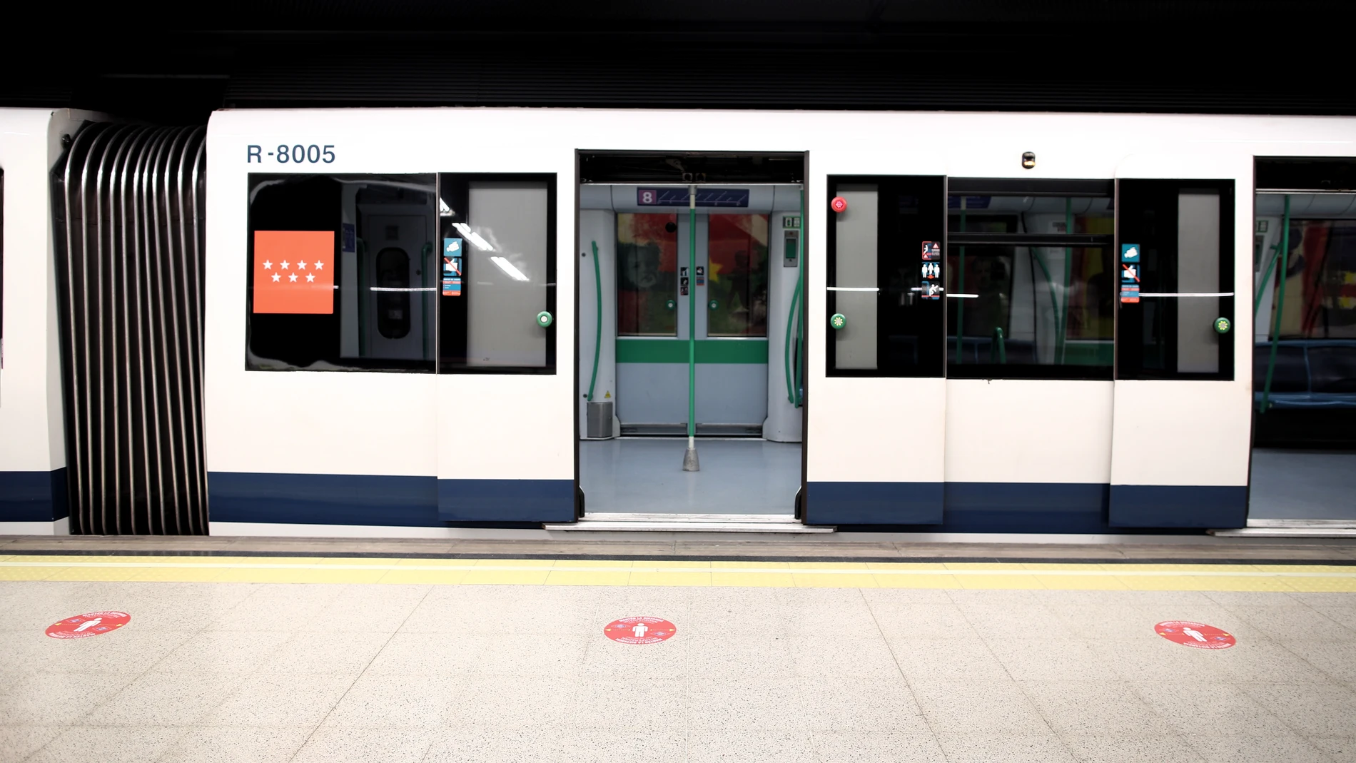 Metro de Madrid coloca círculos rojos en sus estaciones para establecer distancia de seguridad entre viajeros