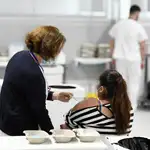 Una enfermera del Hospital Zendal de Madrid administra una dosis de la vacuna AstraZeneca