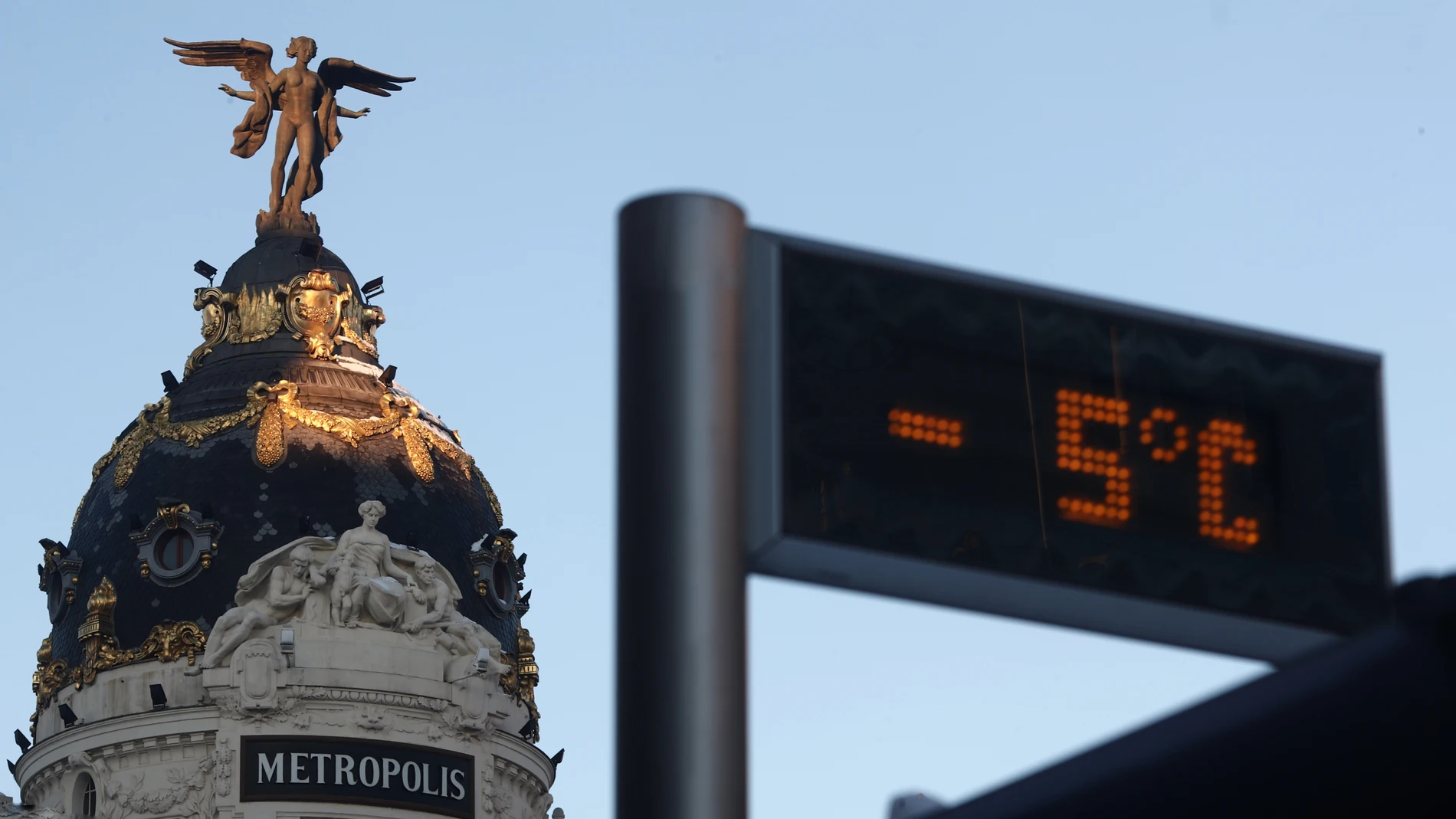 Un termómetro situado en una parada de autobús cercana al edificio de Metrópolis marca -5 grados centígrados (ºC), en Madrid