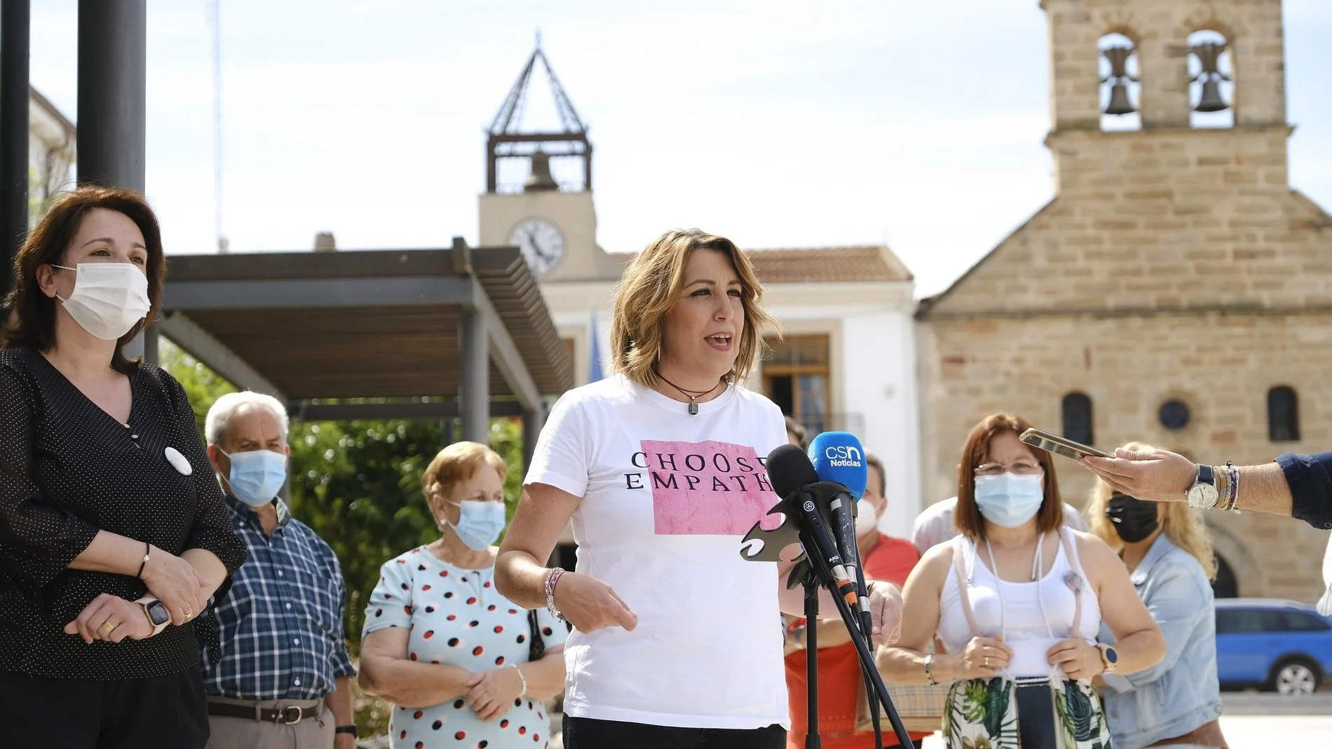 La socialista Susana Díaz luce en un acto de campaña una camiseta en la que se puede leer «Choose empathy» (Elige la empatía)