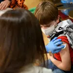 Un niño recibe la vacuna contra el Covid en el Hospital infantil de O&#39;Donnell, en Madrid