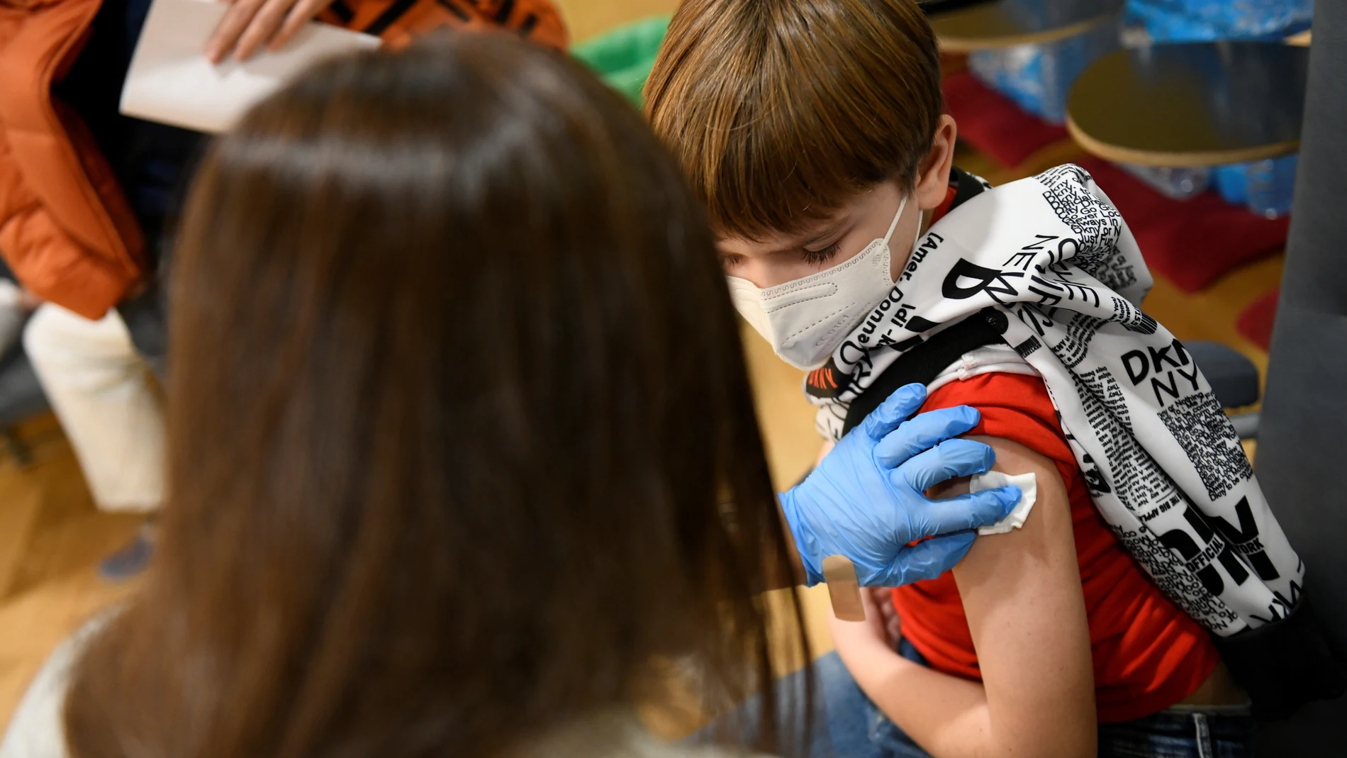 Un niño recibe la vacuna contra el Covid en el Hospital infantil de O'Donnell, en Madrid