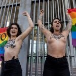 Activistas de Femen protestan a las puertas de la Asamblea de Madrid