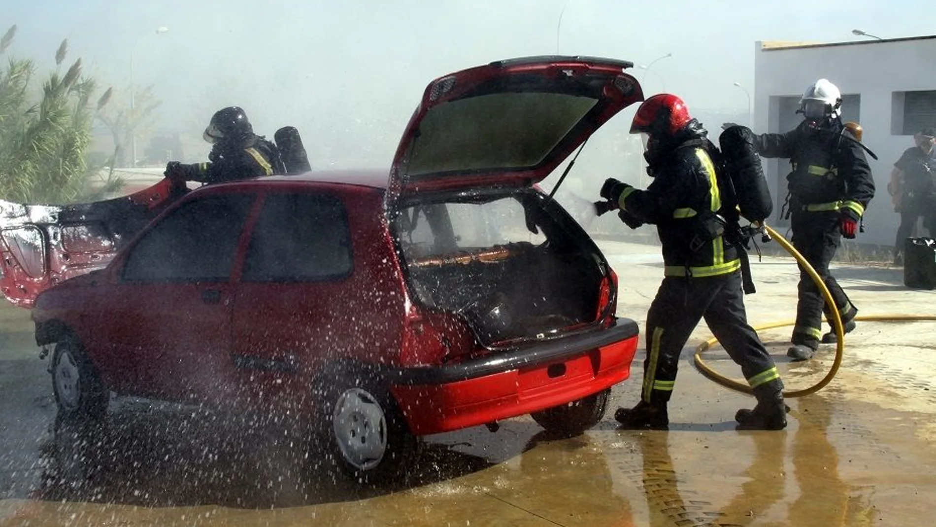 Bomberos extinguen un incendio en un vehículo