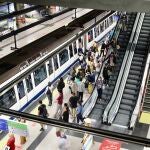 Afluencia de público en el metro de Nuevos Ministerios