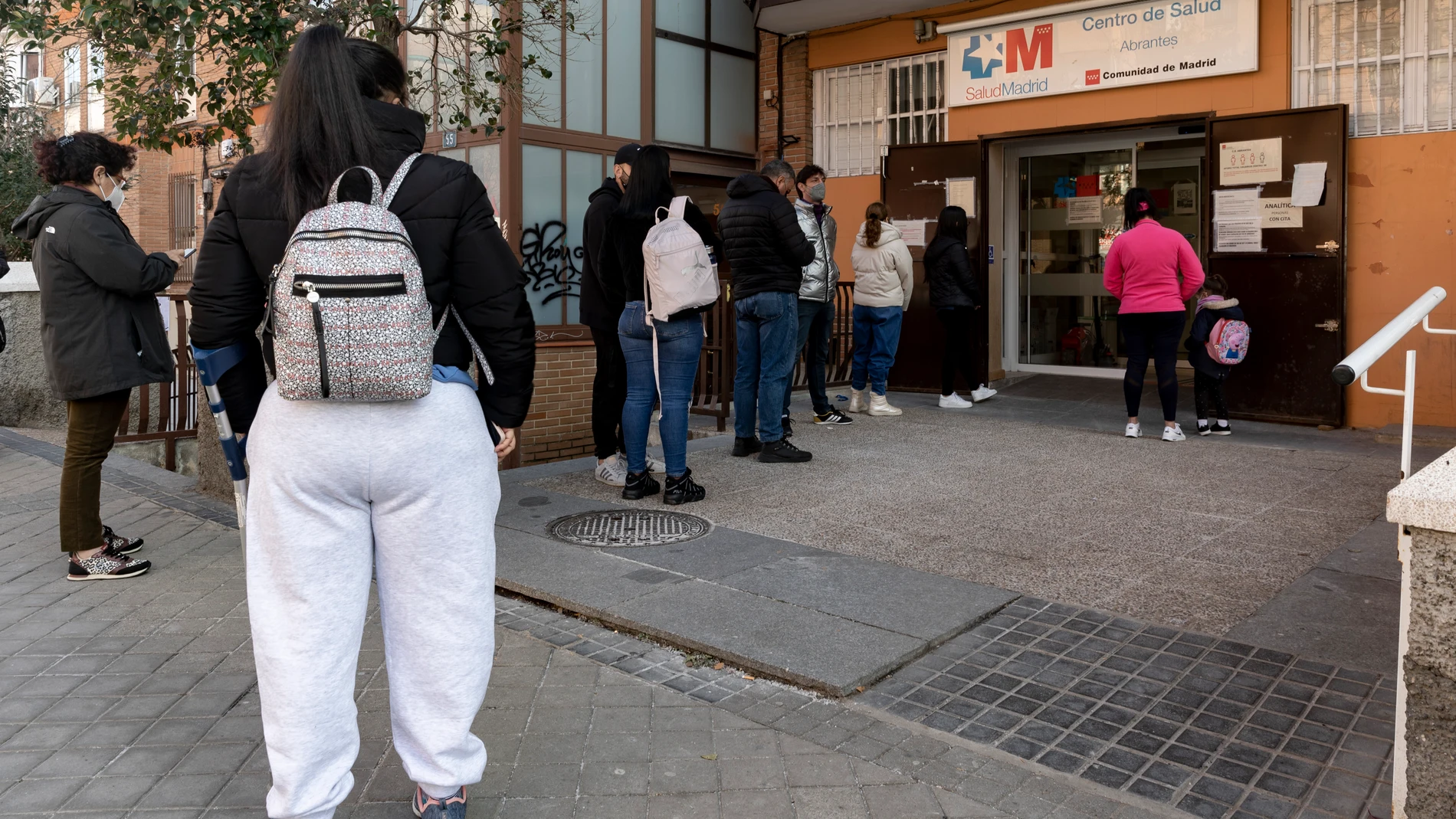 Un grupo de personas esperan en una fila en el Centro de Salud Abrantes, en Madrid
