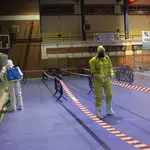 Personal de la unidad de transmisiones de la Misión Baluarte desinfecta el polideportivo de Navalcarnero en Madrid previo a la realización de test de antígenos