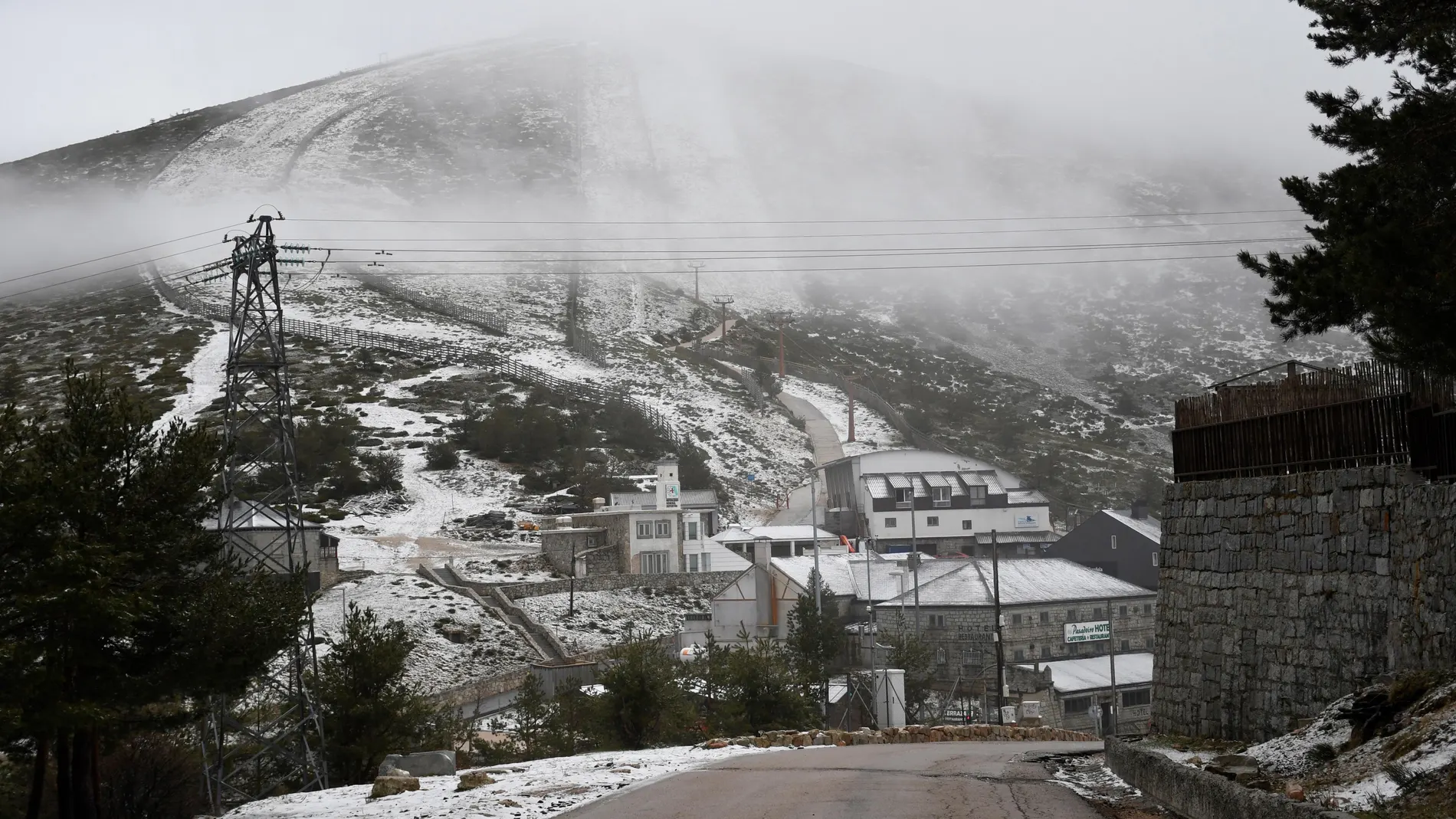 Imagen del estado actual de las instalaciones de la estación de esquí de Navacerrada