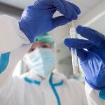Una sanitaria realiza una prueba de antígenos para detectar el coronavirus