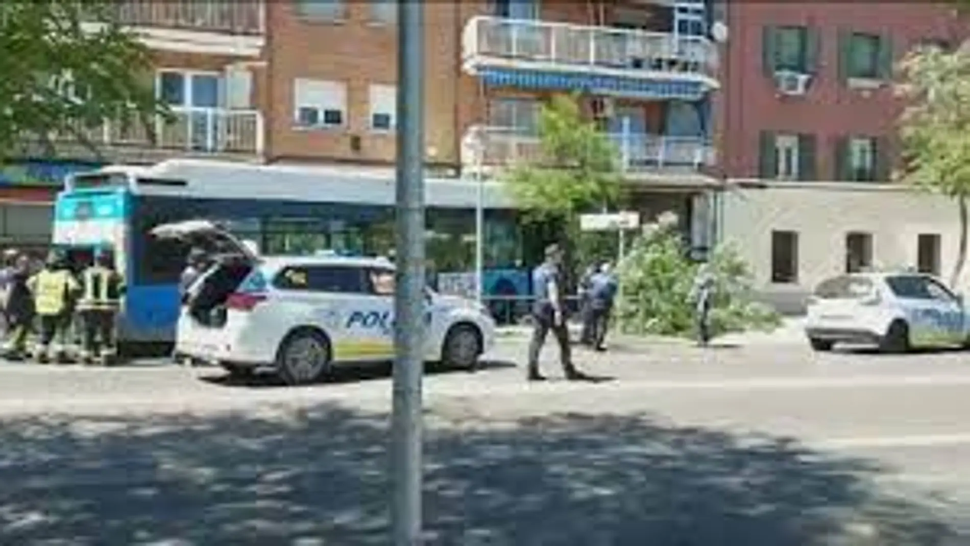 Autobús empotrado en un edificio en General Ricardos