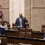 El portavoz adjunto de Vox, Rodrigo Alonso, en el Parlamento andaluz