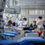 Varias personas donan sangre en el centro de Transfusión de Valdebernardo, en Madrid