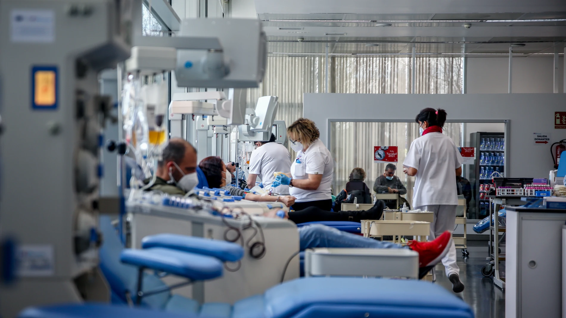 Varias personas donan sangre en el centro de Transfusión de Valdebernardo, en Madrid