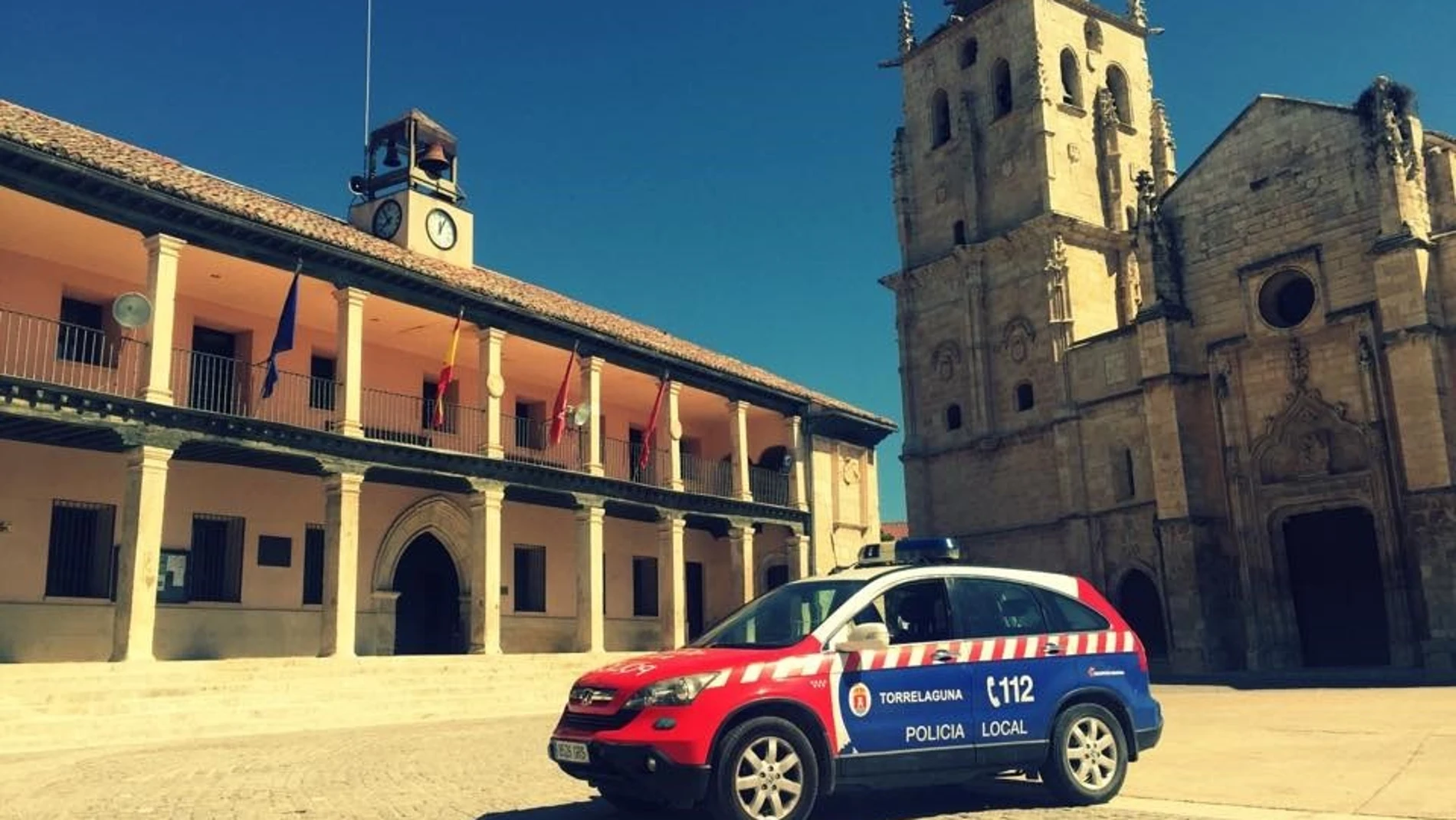Imagen de Torrelaguna con un coche de la Policía Local