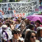 Imagen de la marcha en Madrid, con pancartas, para reclamar la abolición de la prostitución
