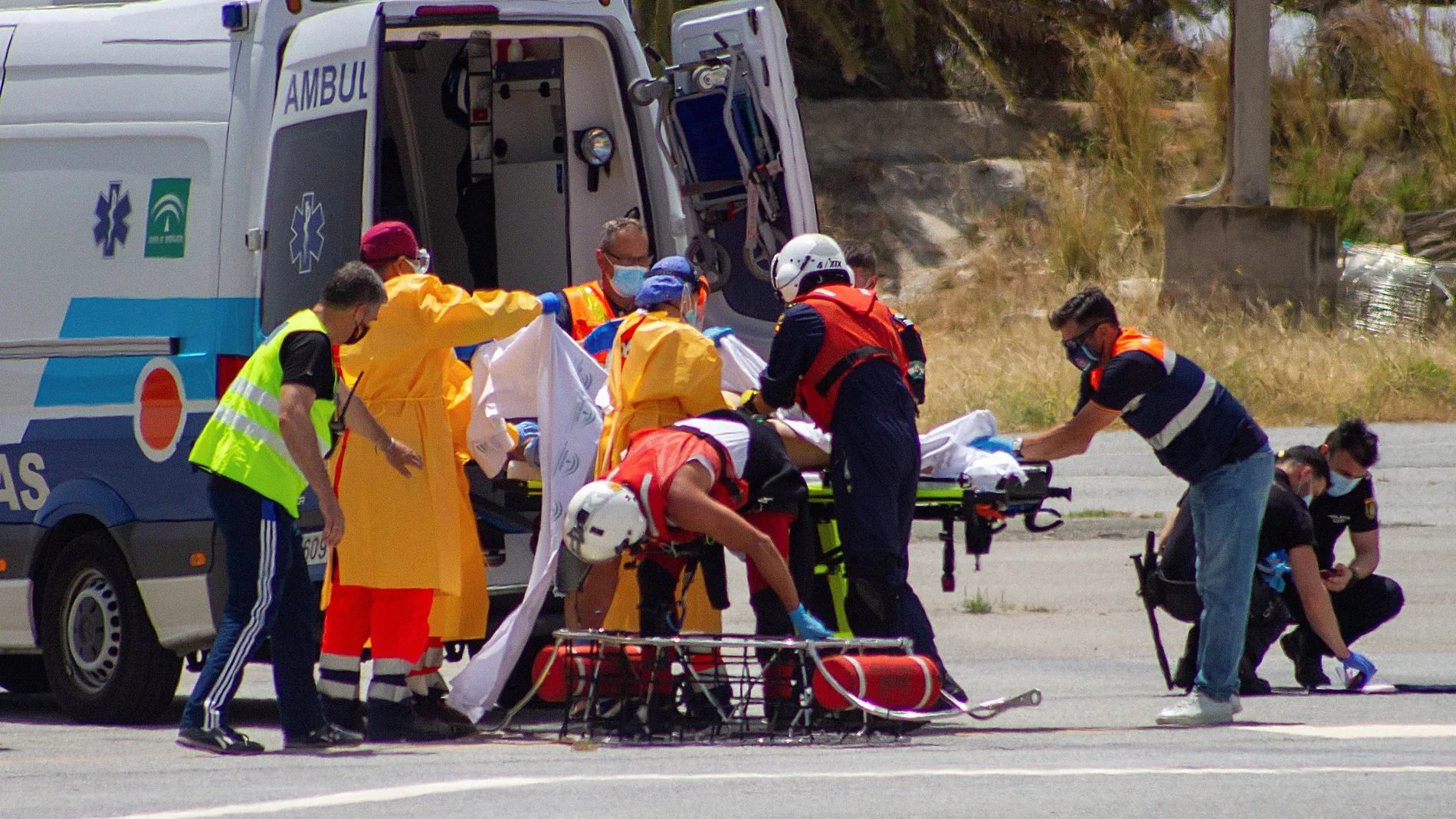 Miembros de Salvamento Marítimo han trasladado en helicóptero a un tripulante de un mercante que al llegar al helipuerto de Motril falleció