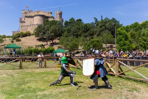 Clase práctica de combate medieval con espadas, hachas y mazas en el castillo de Manzanares El Real