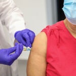 Una persona mayor se vacuna contra la gripe en el centro de Salud Baviera, en Madrid