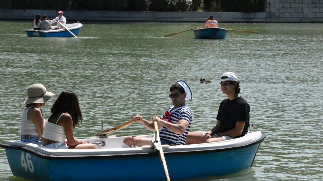 Gran afluencia de personas y turistas en El Retiro de Madrid