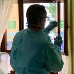 Un sanitario prepara una vacuna contra la Covid-19