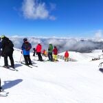 Varios esquiadores en Valdesquí