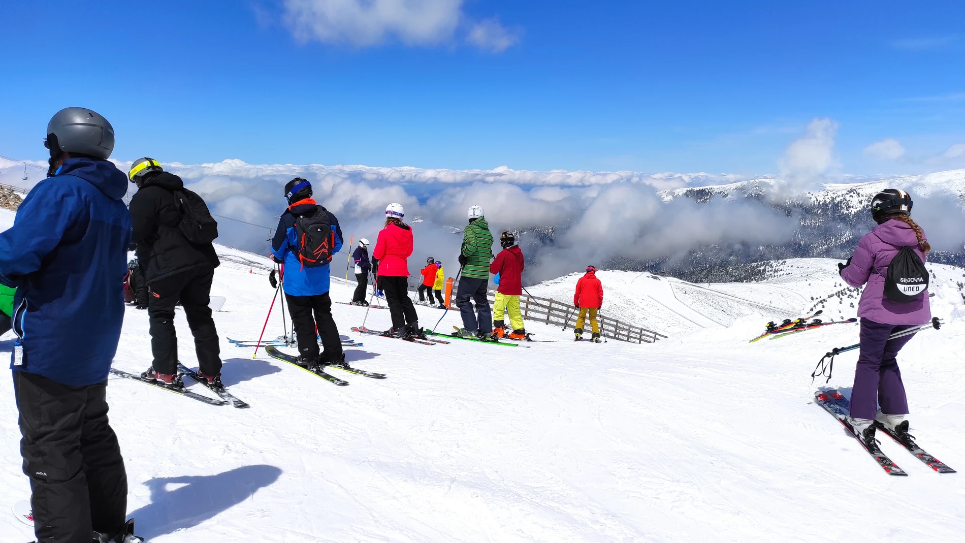 Varios esquiadores en Valdesquí