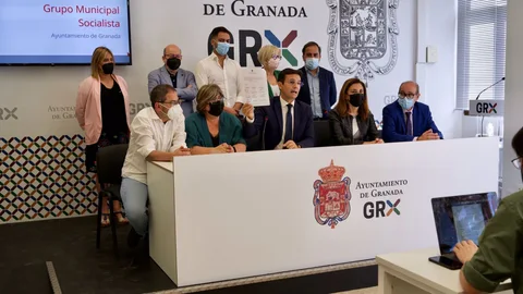 Francisco Cuenca, rodeado de los ediles socialistas, ha avanzado hoy que a partir del viernes iniciarán contactos para armar una moción de censura